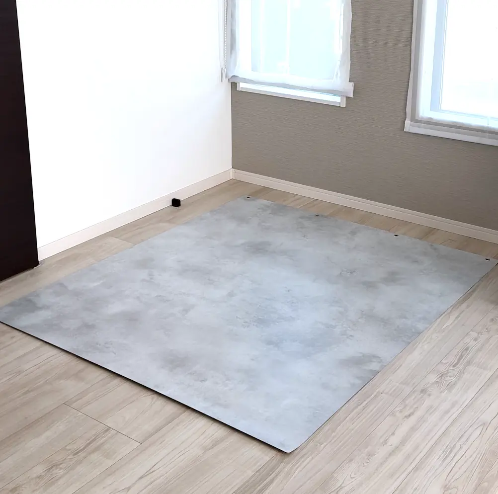 Step1: 明るい部屋の床に背景シートを広げた様子